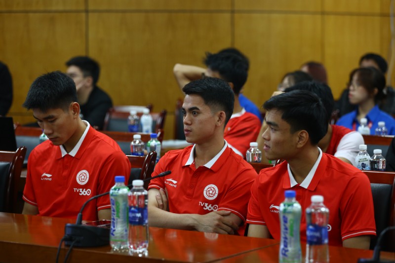 Cau thu Nham Manh Dung, Khuat Van Khang va Nguyen Cong Phuong du hop bao. Anh: VCT