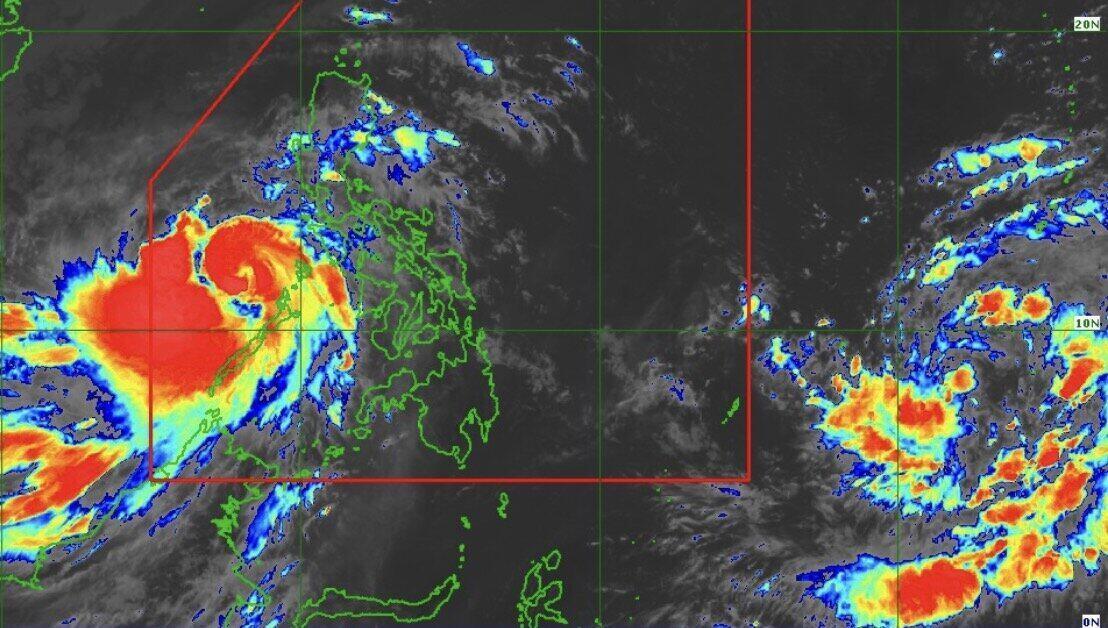 Storm No. 13 Kalmaegi (left) and the potential tropical depression become storm No. 14 Fung-wong (right) on the afternoon of November 5. Photo: PAGASA