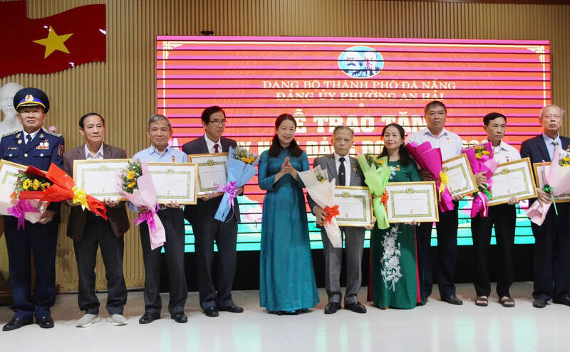 On November 5, the An Hai Ward Party Committee (Da Nang) held a Party Badge Award Ceremony for Party members working in affiliated Party cells and Party Committees. Photo: Da Nang City People's Committee