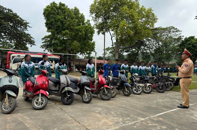 Many students are not qualified to drive vehicles to school. Photo: CA Lao Cai