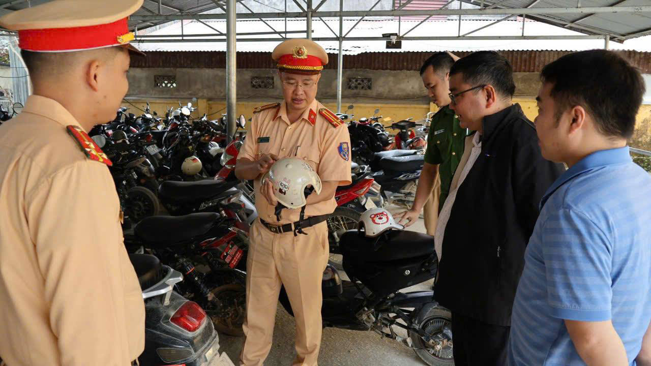 Nhieu hoc sinh su dung mu bao hiem khong dat chuan. Anh: CA Lao Cai