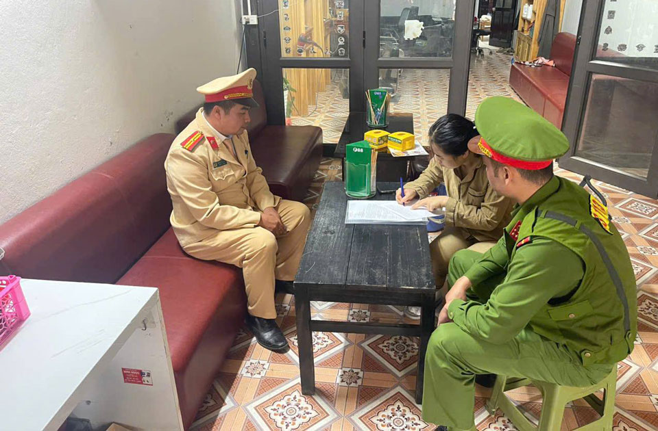 Phu huynh ky cam ket khong giao xe cho hoc sinh khi chua du dieu kien dieu khien phuong tien. Anh: CA Lao Cai