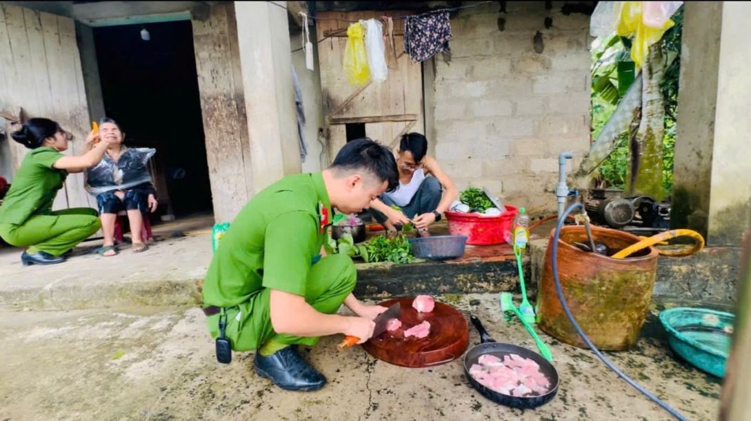 반주면 공안은 정기적으로 내려가 청소하고 외로운 할머니를 돌봅니다. 사진: CATH