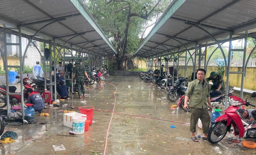 Dien Chau 오토바이 협회 회원들이 후에시 홍수 피해 지역 주민들에게 수백 대의 오토바이 무료 수리를 지원하고 있습니다. 사진: Ngoc Anh