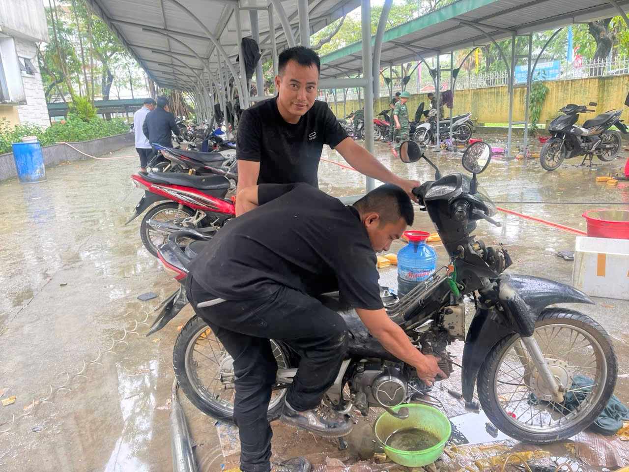 Trong 2 ngay, cac thanh vien da sua chua duoc 200 xe may giup ba con vung lu. Anh: Ngoc Anh