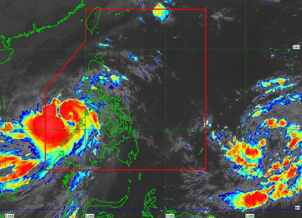 Satellite image of storm No. 13 (left) and tropical depression expected to strengthen into a super typhoon (right) at 2:00 p.m. on November 5. Photo: PAGASA