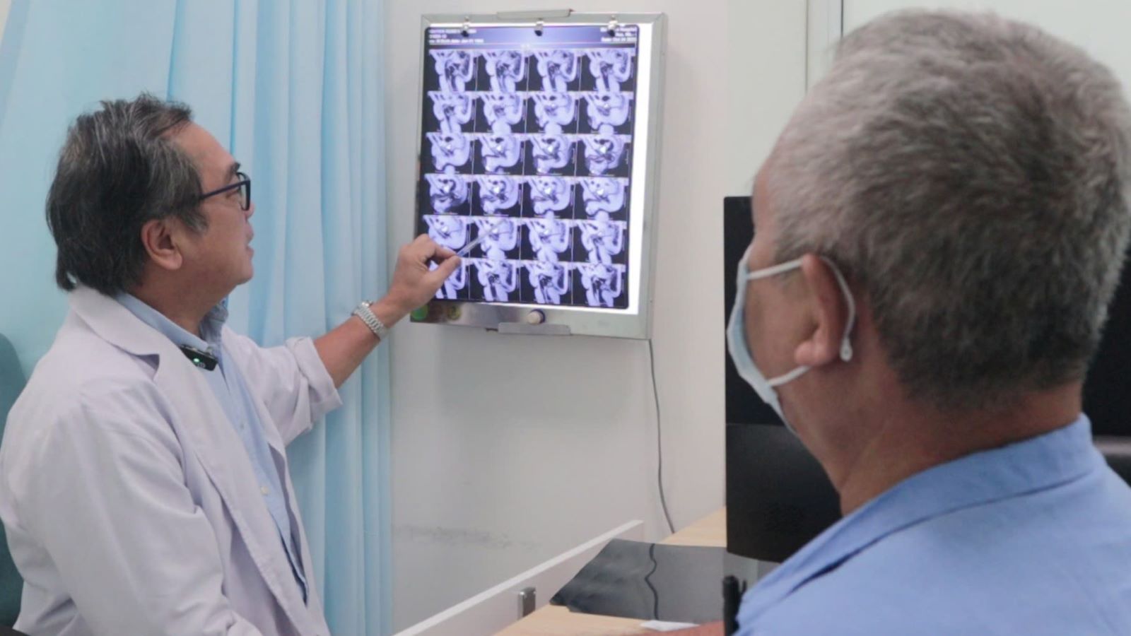 Bac si tu van cho nguoi benh ve ket qua MRI danh gia sau phau thuat ung thu tuyen tien liet 3 nam. Anh: Benh vien cung cap