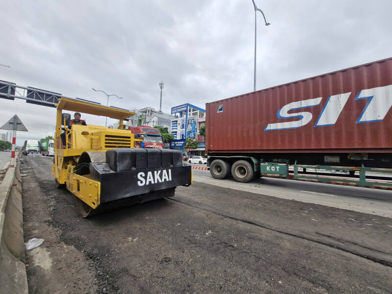 管理部門は、損傷し変形したゴ・クエン～グー・ハン・ソン（ダナン）道路を平坦化し、修復している。 11月5日午後撮影：トゥザン