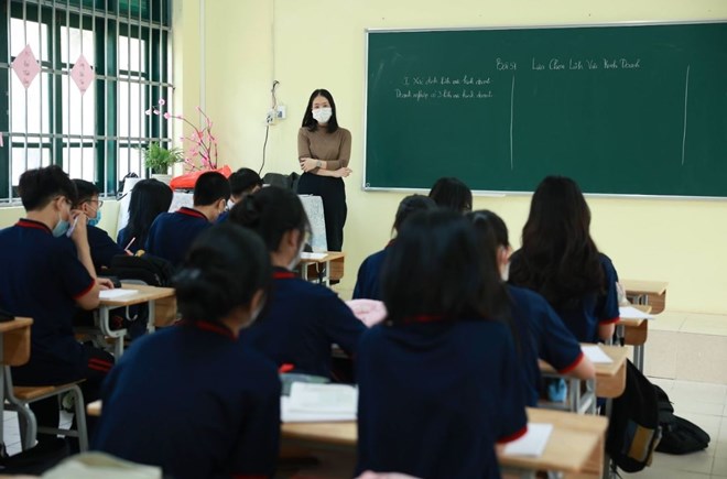 새로운 법령 초안에 따라 2026년 1월 1일부터 고등학교 교사 급여 인상. 사진: Trang Ha