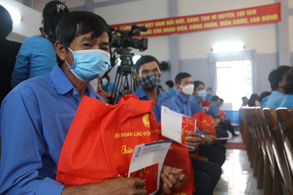 Khanh Hoa Trade Union will provide cash support to each union member in difficulty of 1 million VND on the occasion of the upcoming Lunar New Year of Binh Ngo. Photo: Phuong Linh