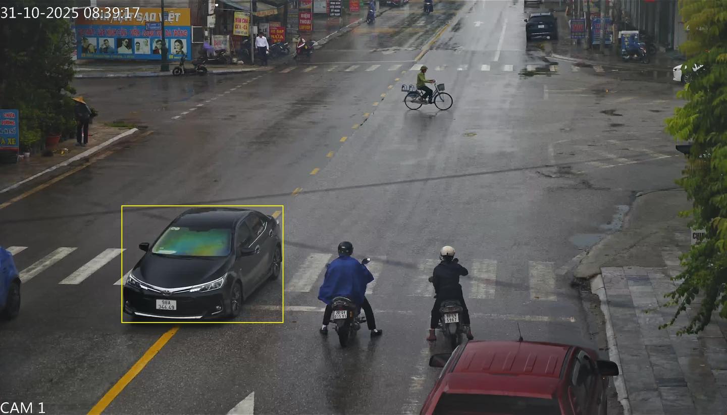 El propietario del vehiculo multado por el error de pisotear la linea. Foto: Policia de Bac Ninh