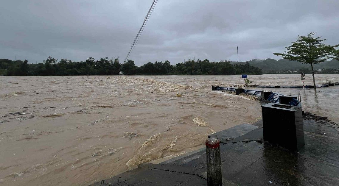 Quang Ngai Irrigation Works Exploitation Company Limited requested the People's Committees of communes and wards along the Tra Khuc River to notify people in the downstream area to know and organize forces to block the spillways to ensure safety. Photo: Thanh Hoa