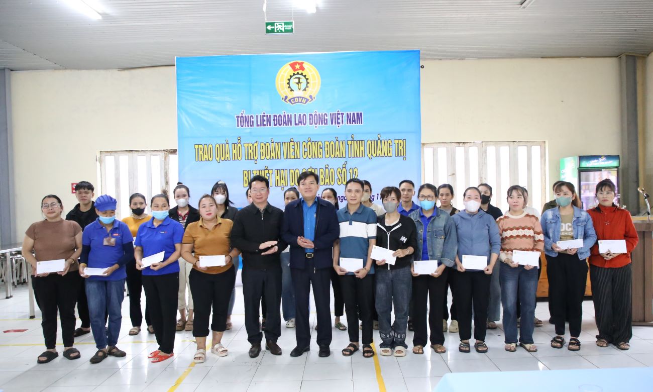 Cac suat qua cua Tong LDLD Viet Nam duoc trao cho doan vien, nguoi lao dong bi anh huong boi mua lu. Anh: Hung Tho