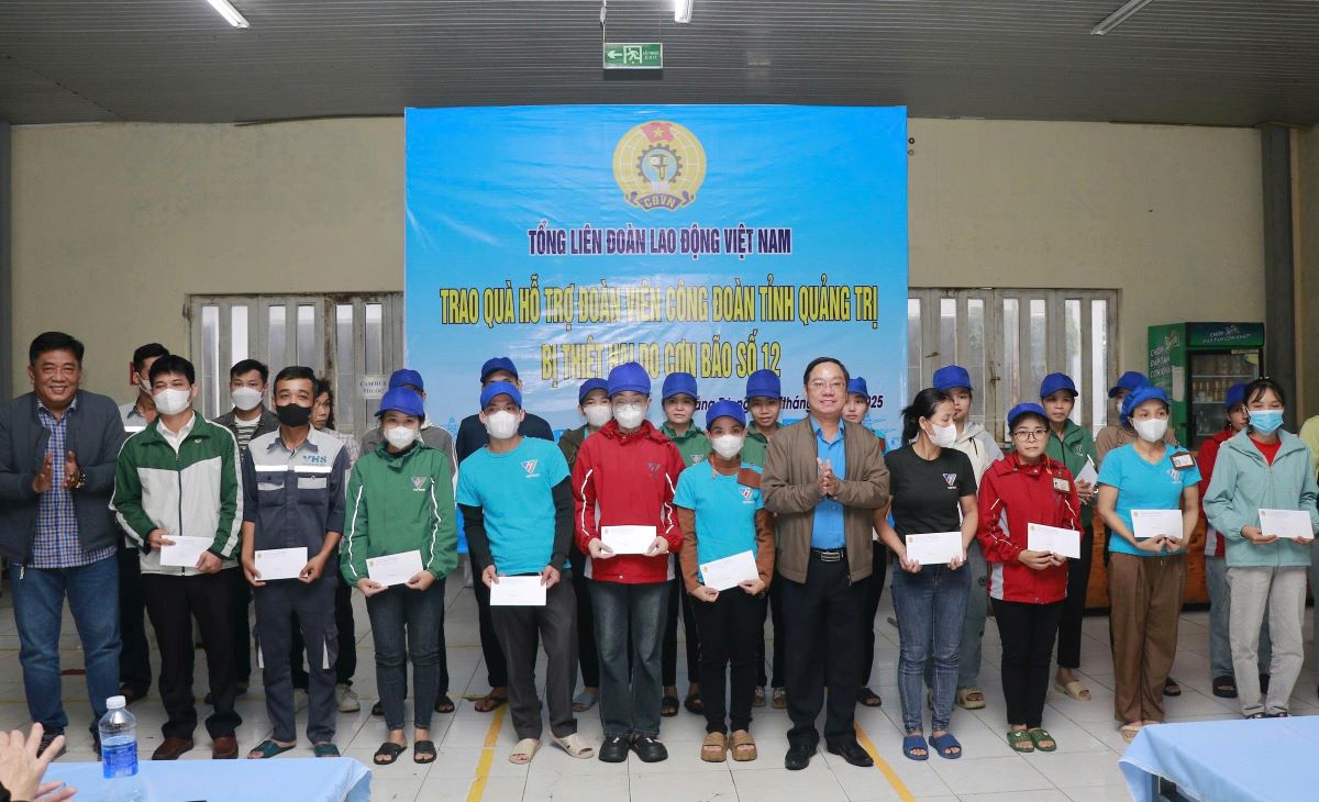 Trong so cac doan vien, nguoi lao dong duoc nhan qua, nhieu truong hop co nha bi ngap lut, bi co lap nen phai nghi lam dai ngay. Anh: Hung Tho