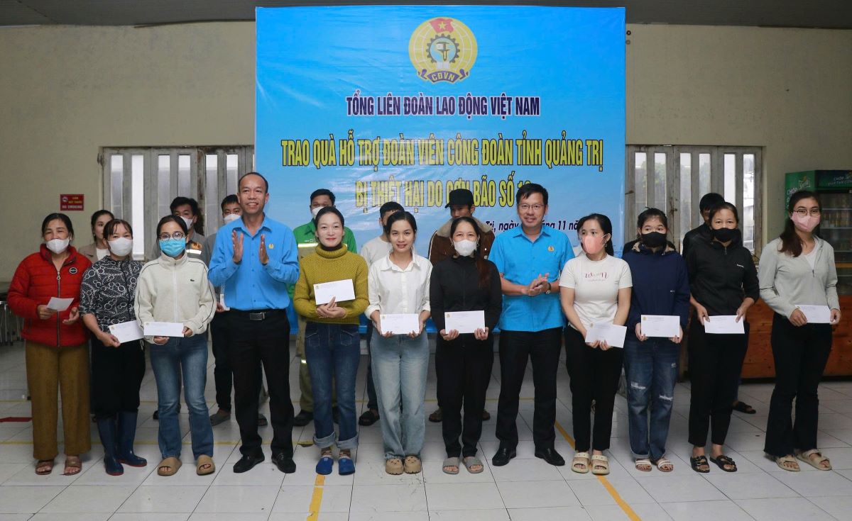 Nguoi lao dong vui ve nhan cac suat qua cua Tong LDLD Viet Nam trao tang. Anh: Hung Tho