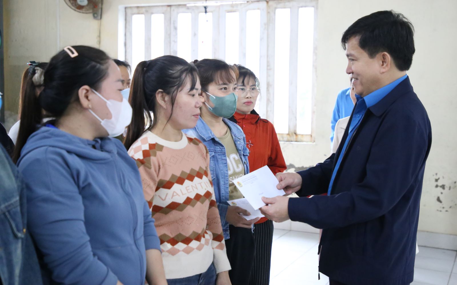 Mr. Nguyen Xuan Hung - Vice President of the Vietnam General Confederation of Labor - presented gifts to workers affected by floods. Photo: Hung Tho