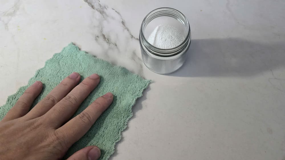 重曹を使用すると、御影石のキッチン表面の黄ばみを効果的に取り除くことができます。写真: トゥアン・ダット