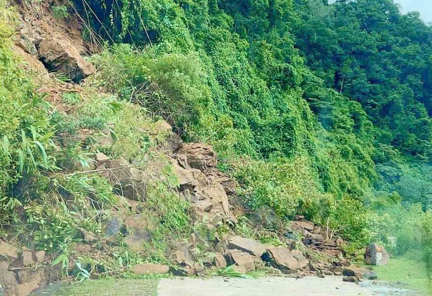 A large amount of rock and soil slid down the Ho Chi Minh Highway in the West branch. Photo: Hai Binh