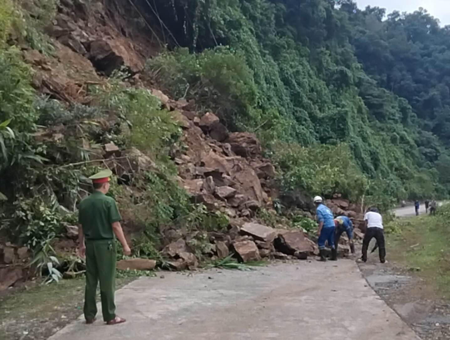 Luc luong chuc nang co mat tai vi tri sat lo de dat bien canh bao. Anh: Hai Binh