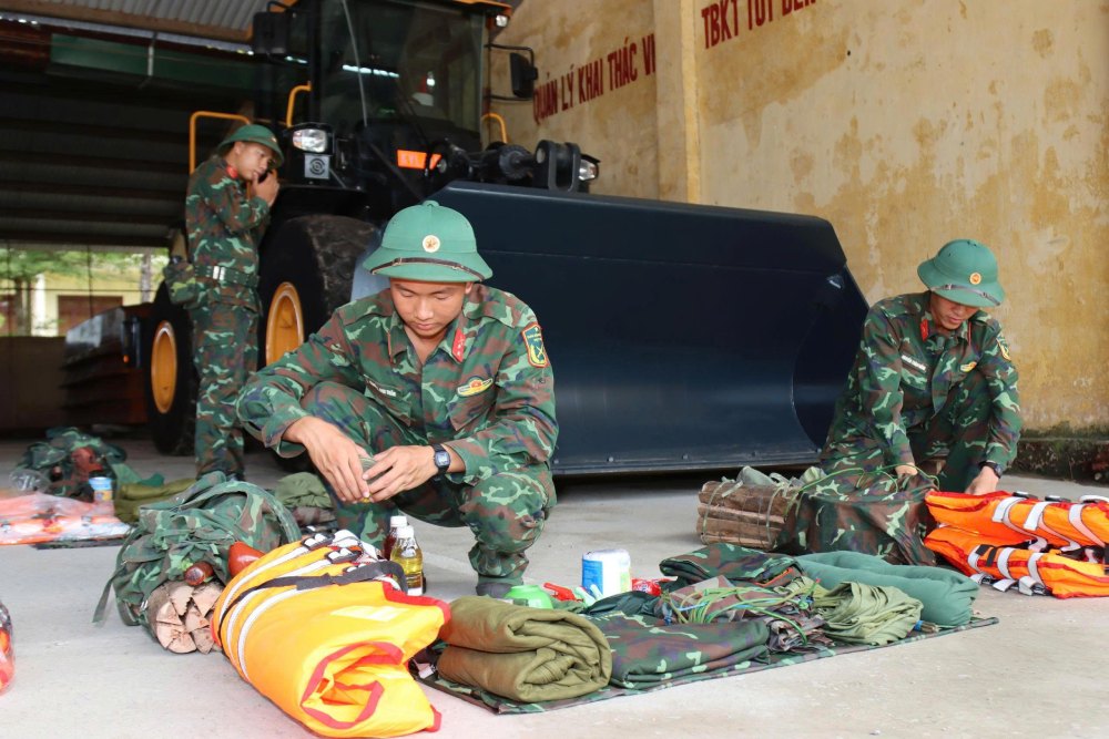 The Forward Command Department was established to serve the direction and operation of the response to storm No. 13. Photo: Military Region 5