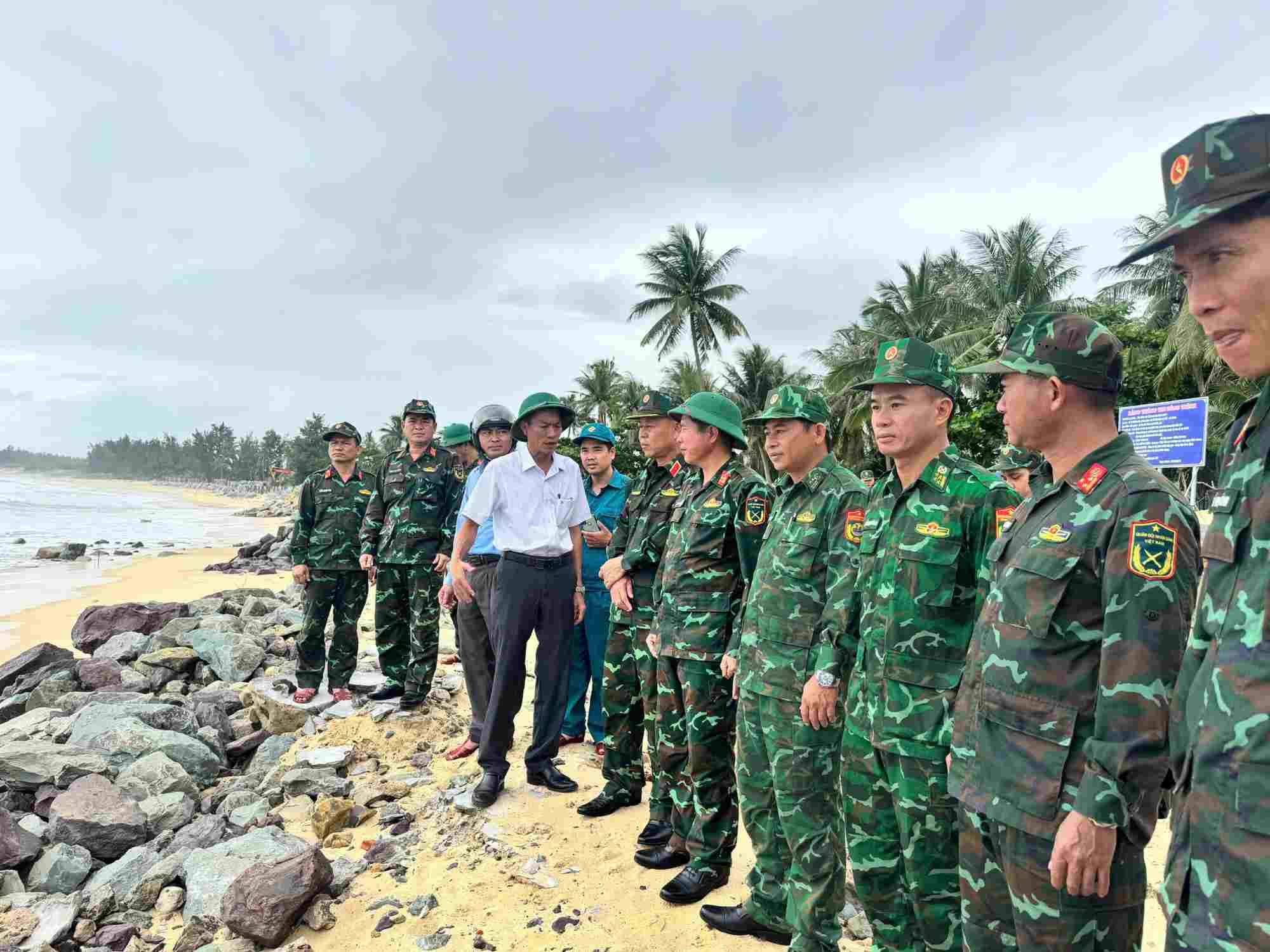 The working group of Military Region 5 inspected the prevention of storm No. 13 in the vulnerable coastal area of Phu Yen, Dak Lak. Photo: Van Thi