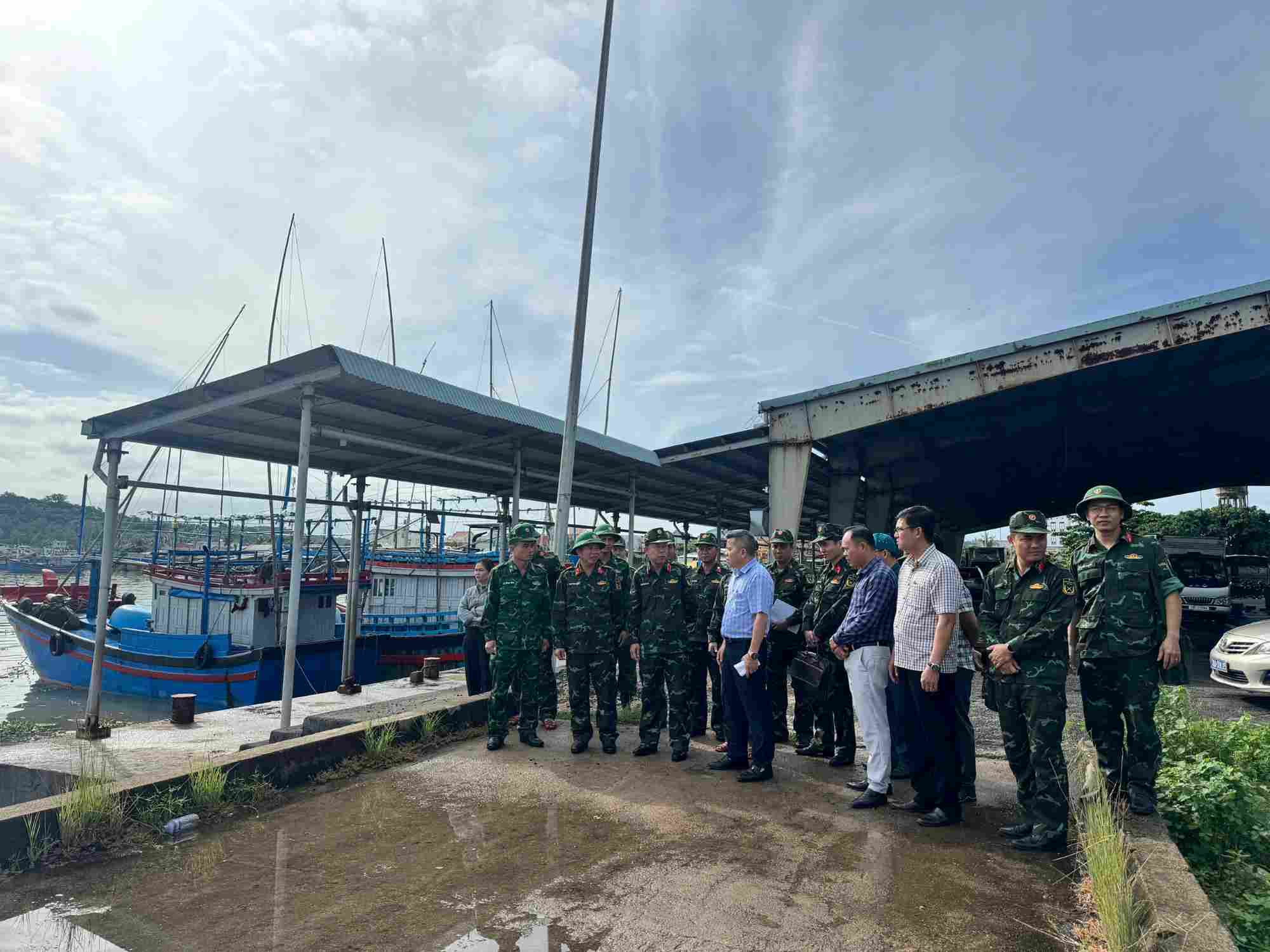  Doan cong tac kiem tra tai cang ca Tien Chau, xa Tuy An Dong va khu vuc Hon Yen, xa O Loan. Anh: Van Thi 
