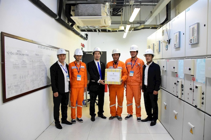 EVNHANOI Trade Union leaders presented gifts to officers and workers participating in the power assurance duty. Photo: Van Anh