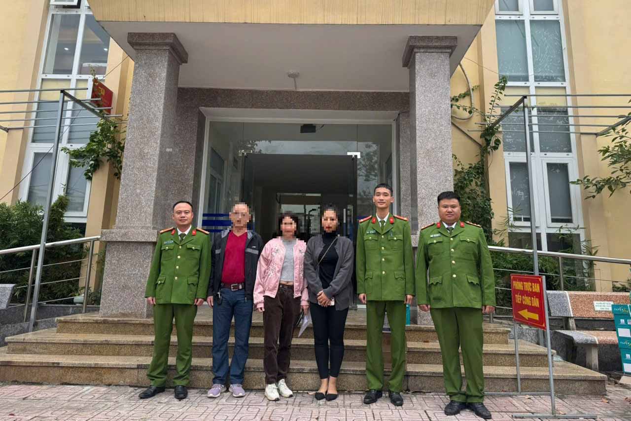 Quang Bi Commune Police (Hanoi) supported the return of more than 2 billion VND that was mistakenly transferred to the account. Photo: Hanoi Police