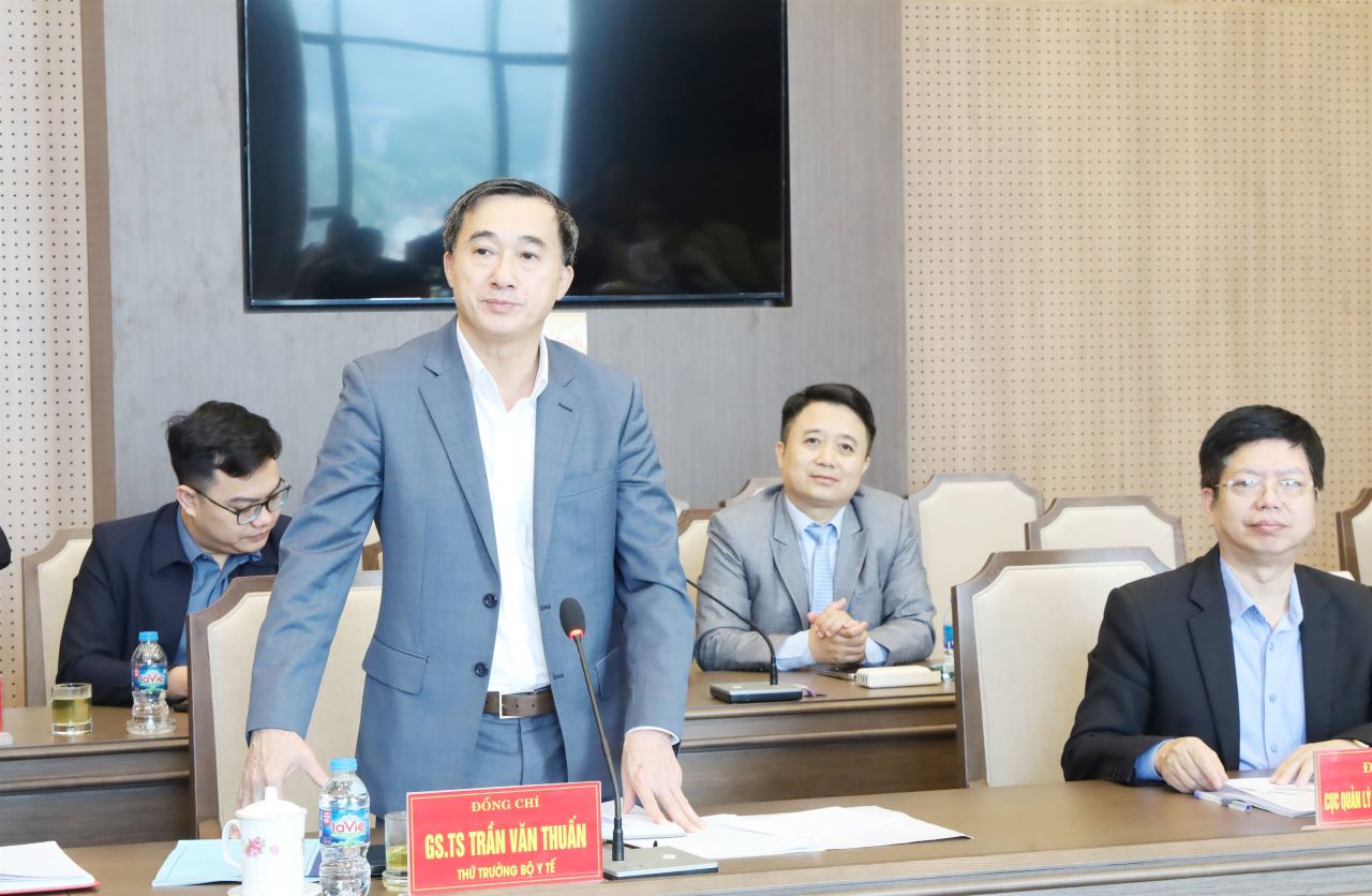 GS.TS Tran Van Thuan - Thu truong Bo Y te phat bieu tai buoi lam viec. Anh: Van Duc