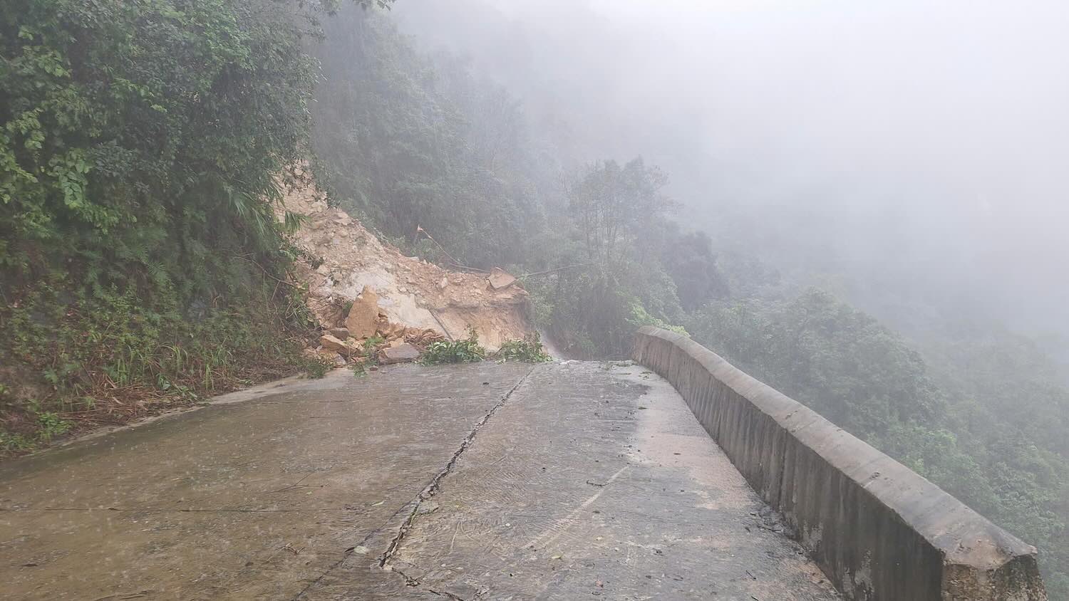 Tuyen duong tu Quoc lo 1A len dinh Bach Ma bi chia cat. Anh: V. Linh.