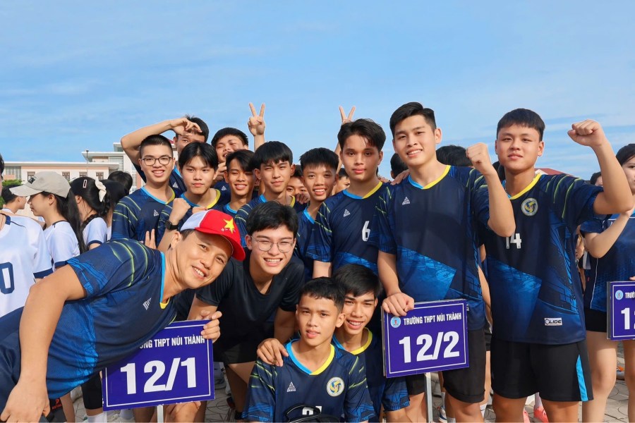 Students enthusiastically participate in the "Healthy School" contest. Photo: Organizing Committee