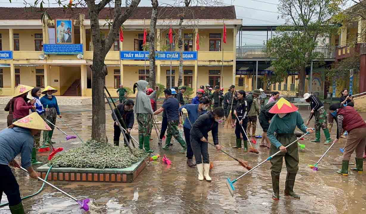On November 5, Cam Thanh Primary School (Cam Binh Commune) continued to clear mud to welcome students back soon. Photo: Tran Tuan.