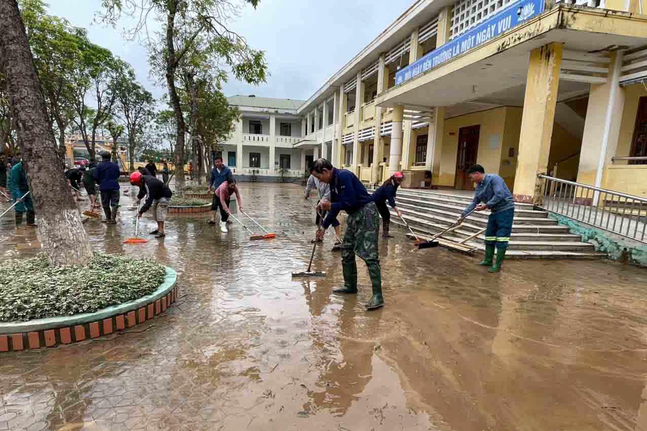 Den chieu 5.11, viec don bun o Truong Tieu hoc Cam Thanh da xong. Anh: Tran Tuan.