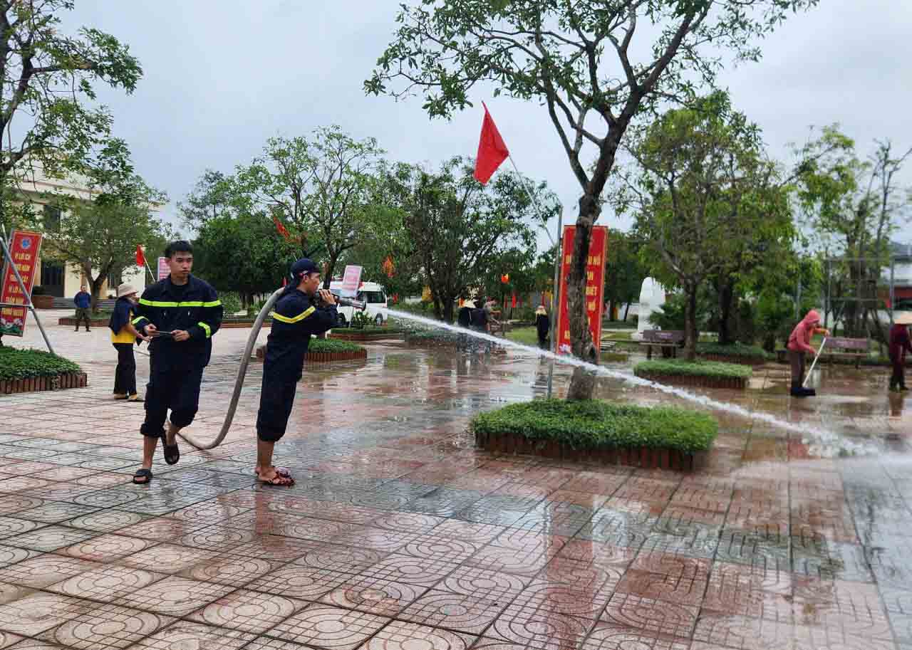 Canh sat Phong chay chua chay giup Truong THCS Dai Thanh don bun. Anh: Tran Tuan.