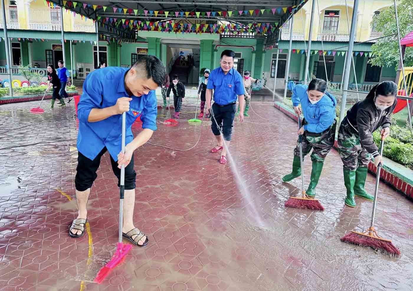 Doan phuong Ha Huy Tap giup Truong Mam non Tan Lam Huong 1 don bun sau lu lut. Anh: Ha Huy.