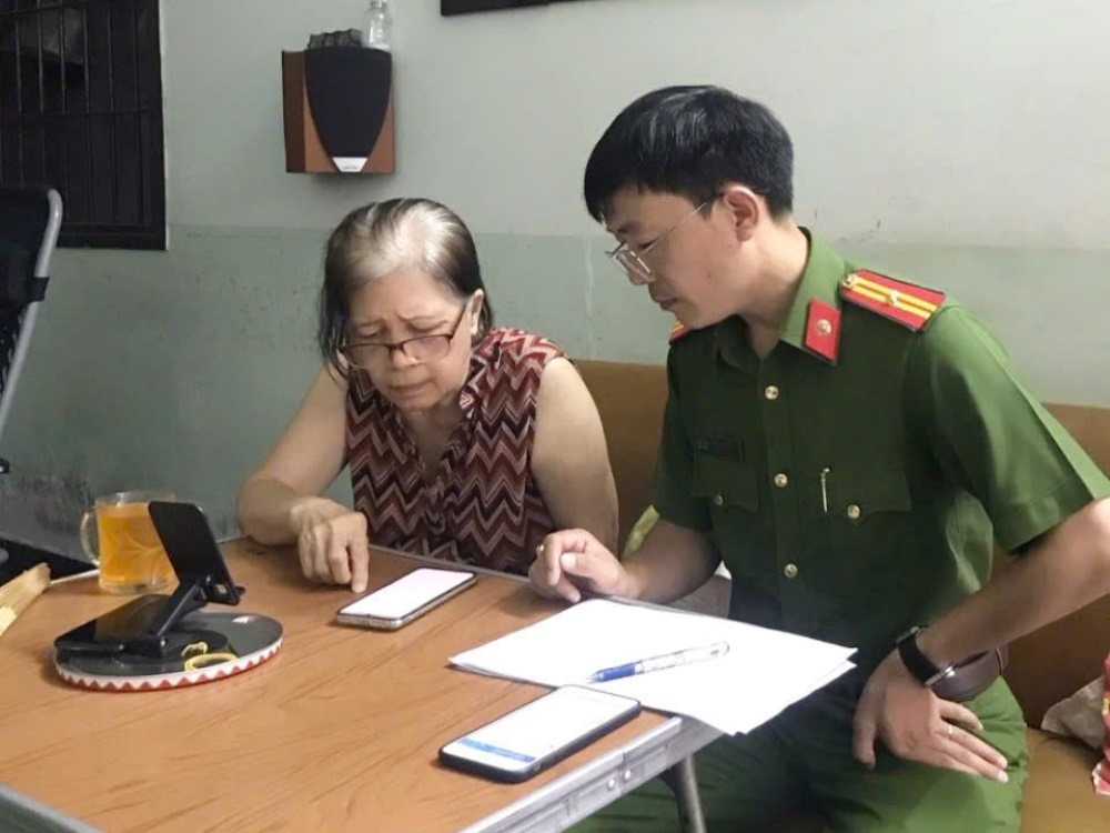 Cong an cap xa den nha nguoi dan de thu thap thong tin con thieu lien quan den xe, chu xe de bo sung, cap nhat. Ảnh: Cong an TPHCM