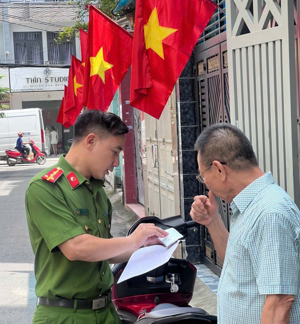 Luc luong Cong an cap xa den tung ho dan tren dia ban de ra soat, doi chieu, thu thap thong tin chu xe va xe. Ảnh: Cong an