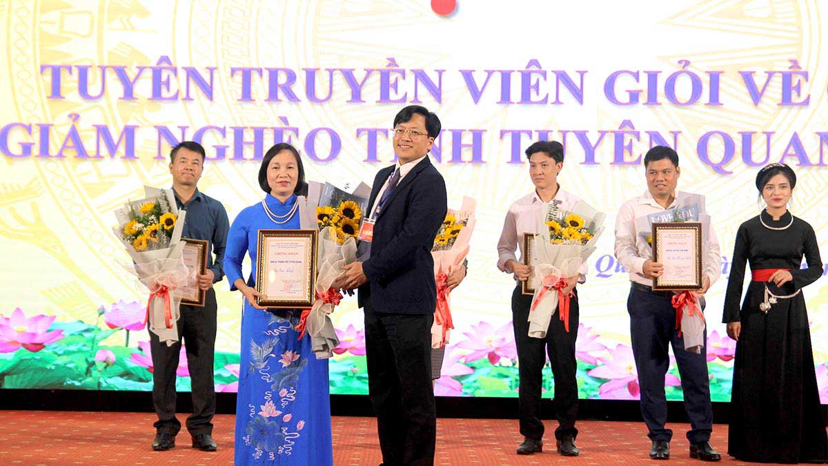 Thong qua cac hoi thi tuyen truyen vien giam ngheo gioi, cac khoa tap huan, nang luc cua doi ngu can bo lam cong tac giam ngheo tai Tuyen Quang duoc nang len. Anh: PV.