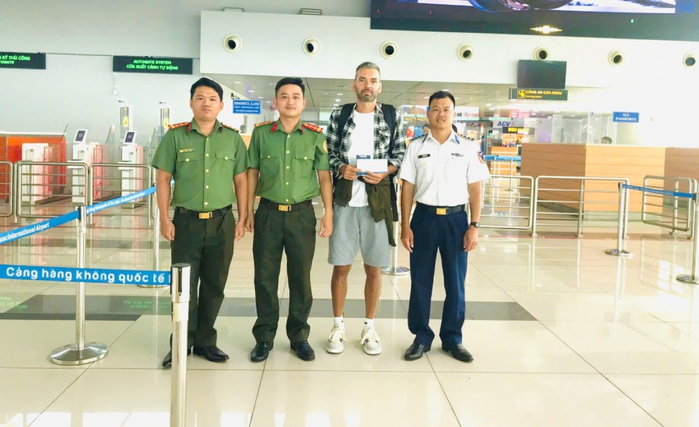 The Immigration Department (An Giang Provincial Police) coordinated with Coast Guard Region 4 to support Mr. Oleksandr Kyselytsia in completing exit procedures at Phu Quoc airport. Photo: Provided by the police