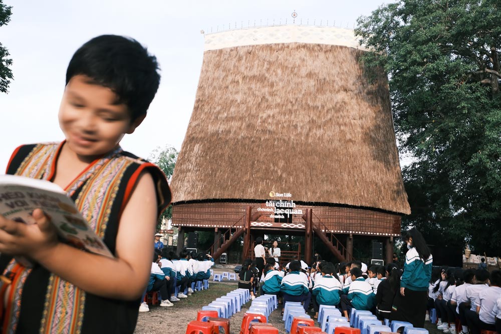 Sun Life and the Red Cross Society organized a book donation program for schools in Kon Tum in 2024. Photo: Provided by the enterprise