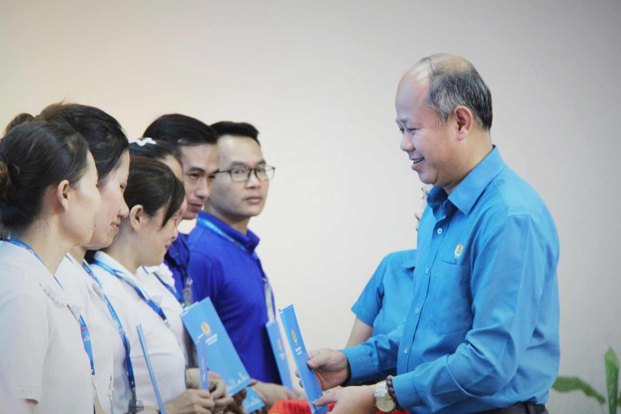 Mr. Le Van Dai, Permanent Vice President of the Da Nang City Labor Federation, presented gifts to support union members affected by floods. Photo: Tuong Minh