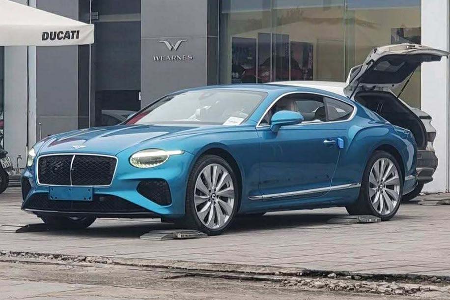 The new blue Bentley Continental GT Speed 2025 appeared in Vietnam. Photo: Bao Quoc