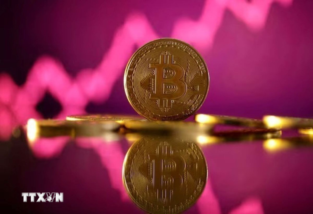 Bitcoin prices fell sharply to the psychological mark of 100,000 USD. Photo: VNA