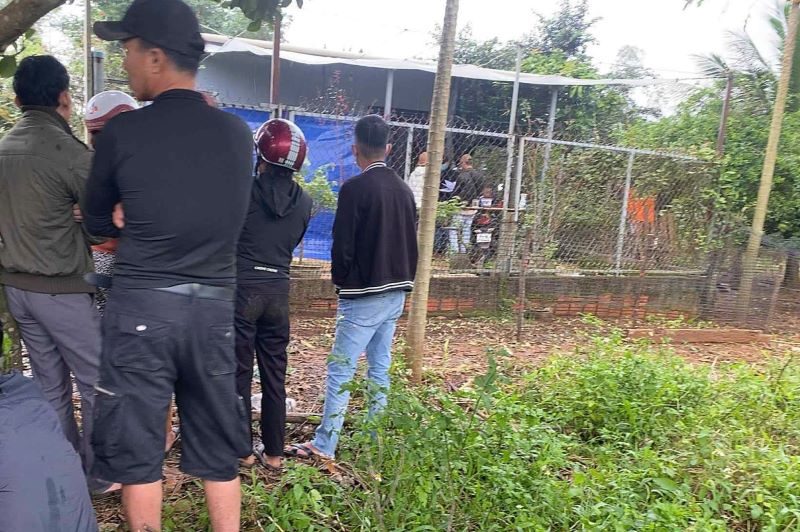 People gathered near the location where the authorities blocked off the scene where the woman's body was discovered. Photo: H.Nguyen