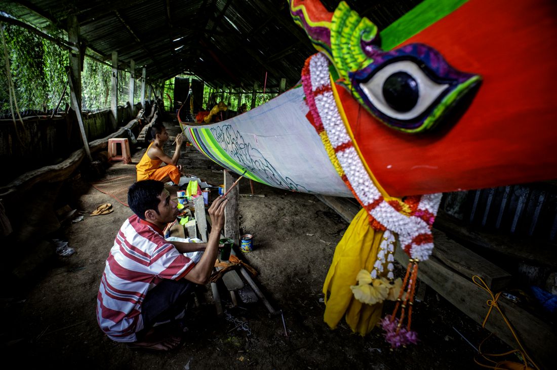 Tuy vao moi chua se chon cac bieu tuong, hoa van tren ghe Ngo. Nguoi trang tri hoa van la nhung nghe nhan tai hoa nhung cung co khi la cac vi su hay thanh nien trong bon soc. Anh: Chi Kong