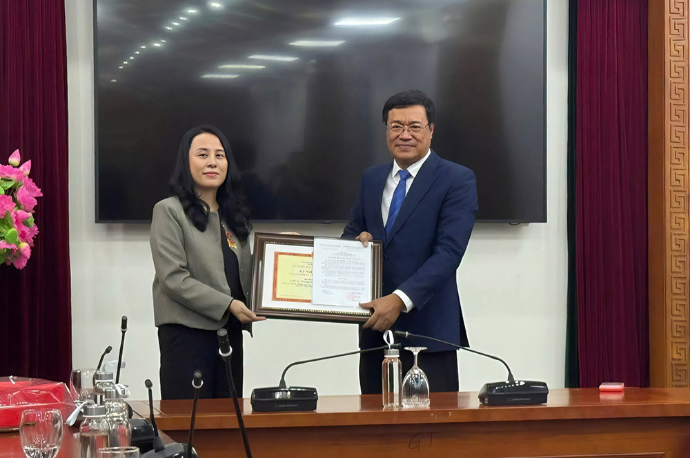 El profesor asociado Dr. Dang Ha Viet - Director del Departamento de Ciencia Tecnologia Formacion y Medio Ambiente (Ministerio de Cultura Deportes y Turismo) entrega el Certificado de Merito 'Por la causa de la Cultura el Deporte y el Turismo' al profesor Jang Hyeon-Jin de la Universidad de Jeonju (Corea del Sur). Foto: Thu Thanh