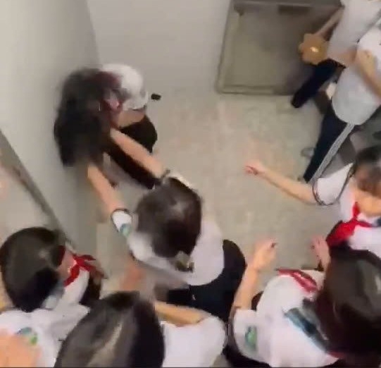 A group of 6 students beat up their classmates, causing a cracked rib. Photo cut from a clip provided by a reader