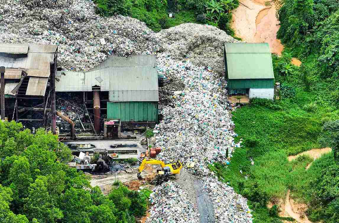 The mountain of waste stagnant at Bao Loc Waste Treatment Plant (Lam Dong) is posing a high risk of causing serious environmental pollution. Photo: Phuc Khanh