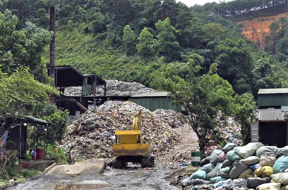 Thong ke so bo, hien tai dang co hon 64.000 tan rac u dong boc mui hoi thoi tai Nha may rac Bao Loc (thon 2, phuong 3 Bao Loc). Anh: Phuc Khanh