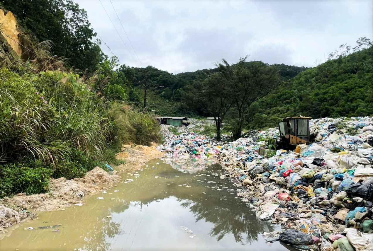 Nui rac u dong khien nuoc thai chay tran gay o nhiem moi truong. Anh: Phuc Khanh